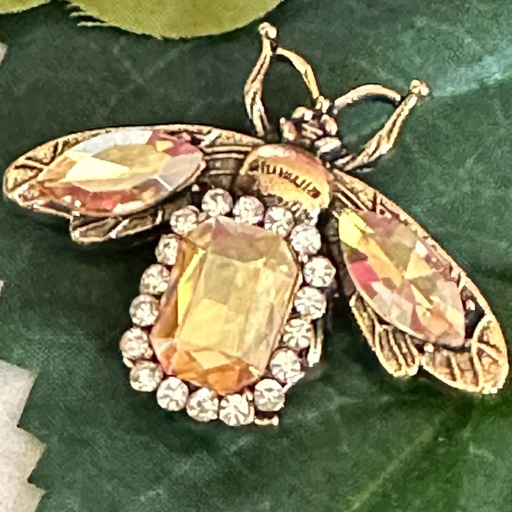 🐝NEW🐝 Antiqued Gold Tone Rhinestone Embellished Brass Bee Brooch - Champ…